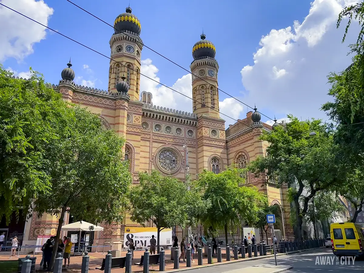 The exterior view of the Dohany Street Synagogue in Budapest, the second-largest synagogue in the world, and one of the best things to do on a Budapest city break.