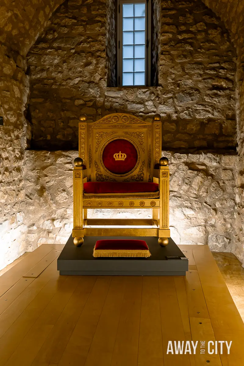 A picture of an exhibit featuring a golden throne in the Letzebuerg City Museum in Luxembourg City