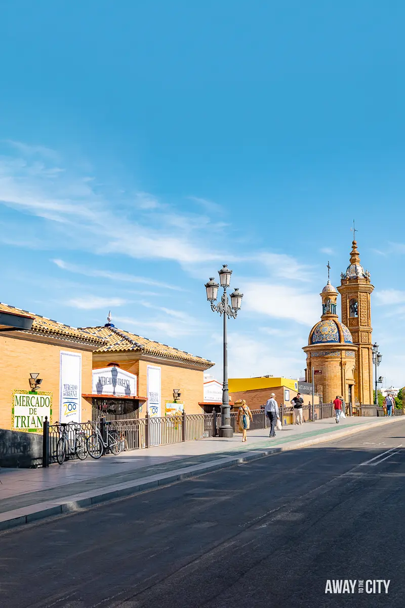 A picture of the street view of Mercado de Triana, a local food market in Seville.