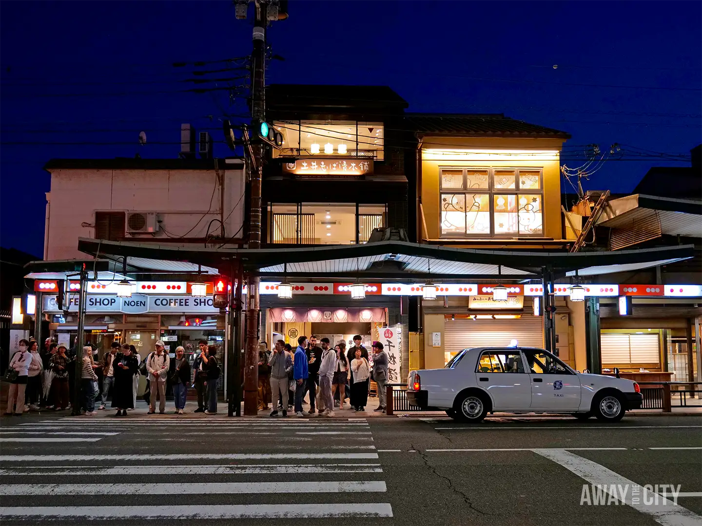 Night street scene in Kyoto’s Gion district, the perfect place to be when teaching English abroad and get paid to travel.